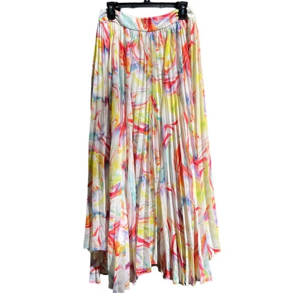 Alice and Olivia NWT watercolor skirt.
Size 4 - Picture 5 of 11